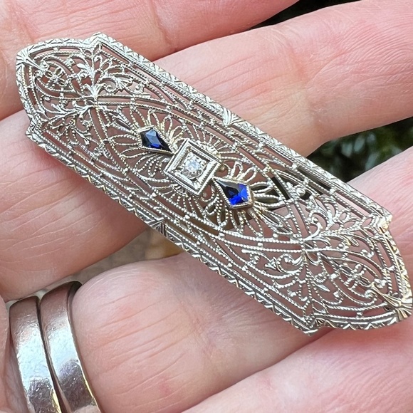 VINTAGE ART DECO 10K WHITE GOLD LARGE SAPPHIRE & DIAMOND PIN BROOCH FILIGREE